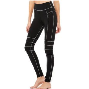 Alo Yoga Black Leggings with Contrast
White Stitching